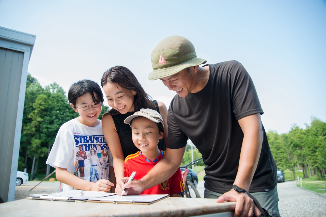 受付で書類記入